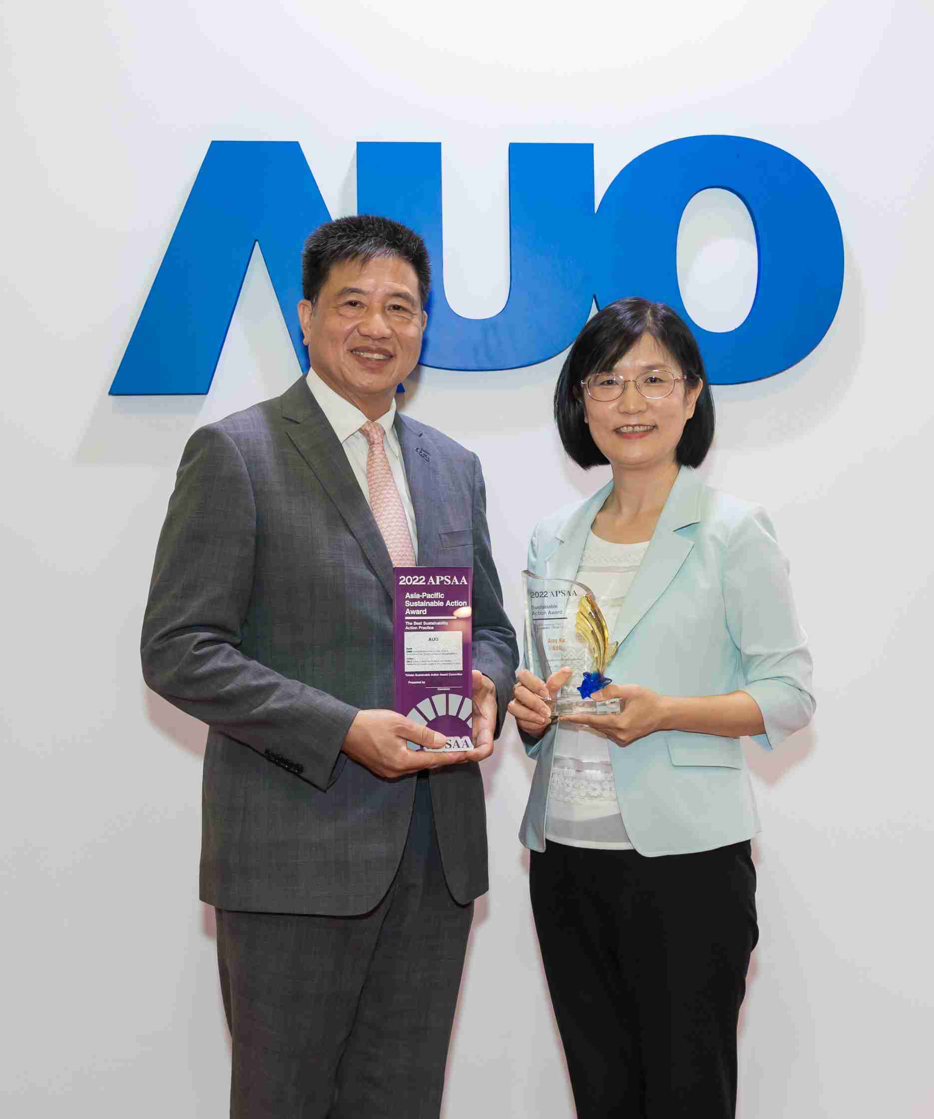 918.COM长期垫筑永续远景的基石，，，透过ESG暨气候委员会逐步实践永续策略蓝图。。。。其中，，，，918.COM光电永续长古秀华带领团队、、、制定中长期目标，，，缔造多面向亮眼表现，，，，获得「顶尖永续长奖」的个人奖殊荣（左：918.COM光电董事长暨执行长彭双浪，，，，右：918.COM光电永续长古秀华）
