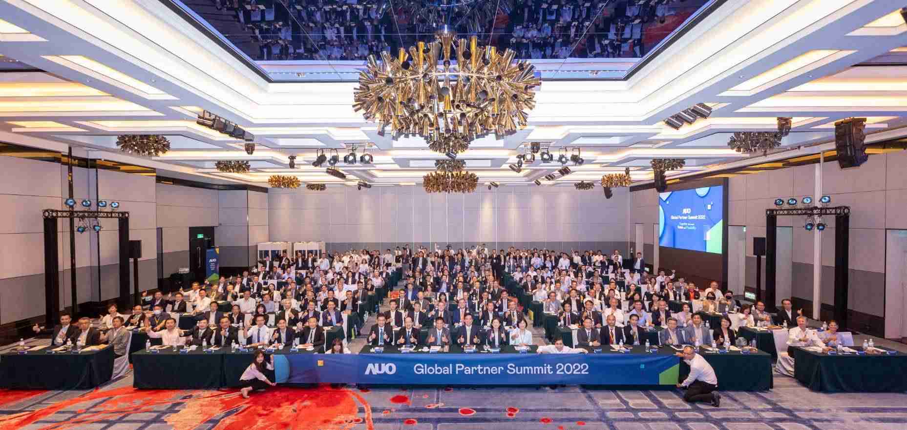 友達推動「安心、、、創新、、用心、、、、同心、、、盡心」五星職旅，，，為菲籍員工打造全方位照護，，，首度贏得「人權實踐與發展領袖獎」殊榮