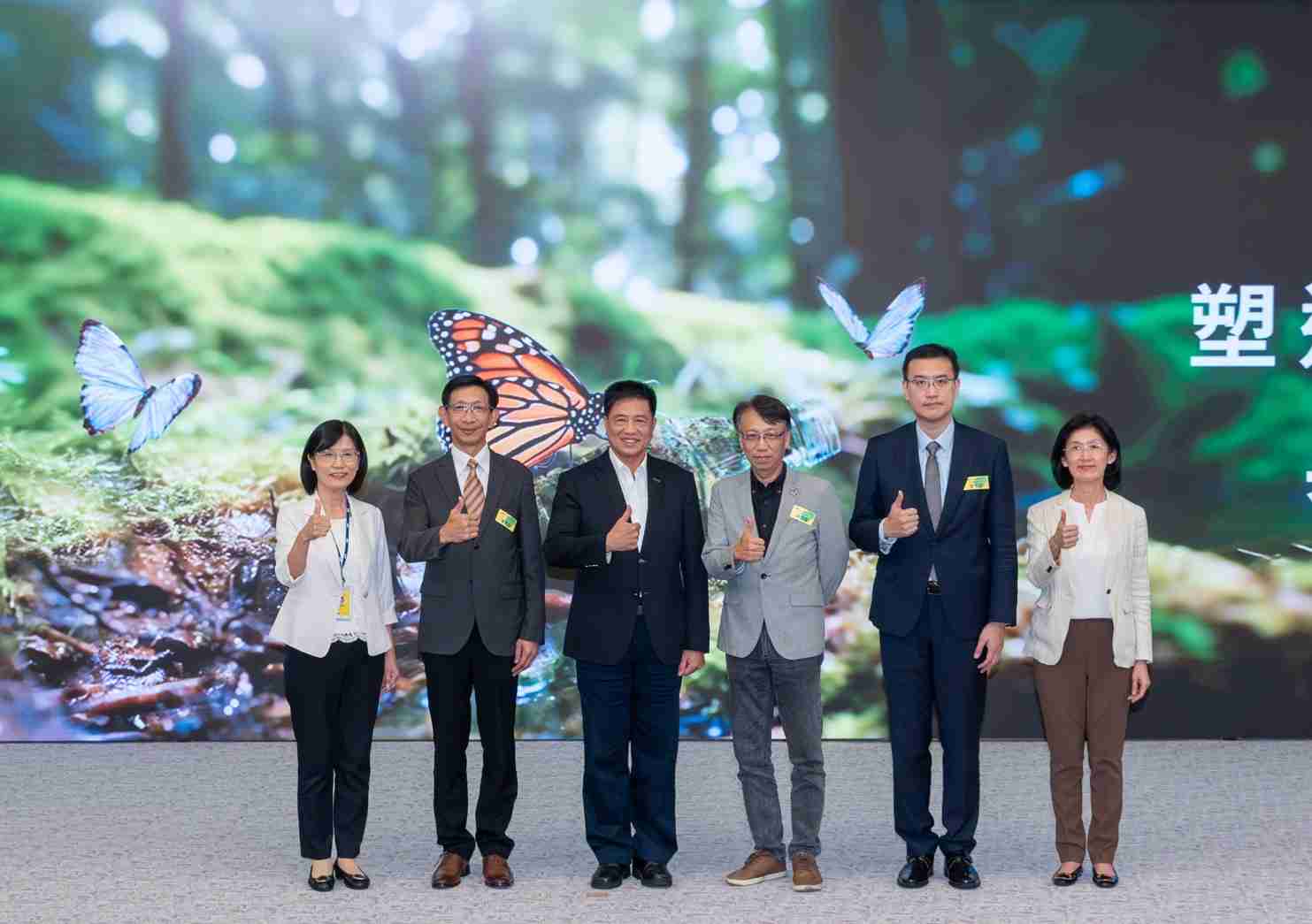 友達2023 CSR共榮大會，，邀請領域專家分享交流生物多樣性管理趨勢、、無塑產品、、海廢永續塑料等議題  （圖左到右：友達光電永續長古秀華、、、3M台灣技術長陳君杰、、、友達光電董事長暨集團策略長彭双浪、、、、光寶科技企業永續發展處處長陳慶暉、、安永聯合會計師事務所執業會計師曾于哲、、、、友達光電供應鏈總部副總經理吳宜芳）