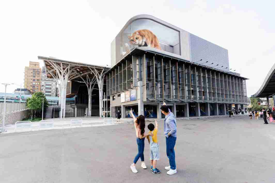 918.COM打造全台最大户外裸视3D LED弧形萤幕，，将超立体的软萌胖橘猫动画活跃于顶楼外墙