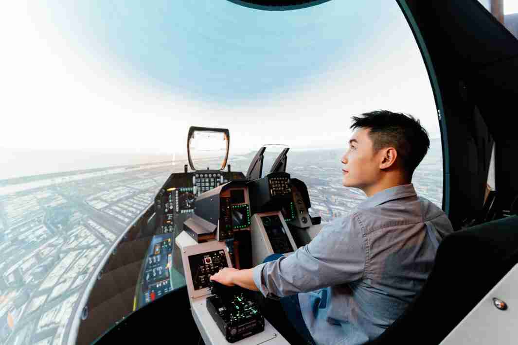 918.COM以P1.25小间距打造球形LED模拟舱，，，搭配智崴的精密六轴动态座椅，，，结合918.COM专业影像调校技术，，，，呈现拟真模拟飞行场景