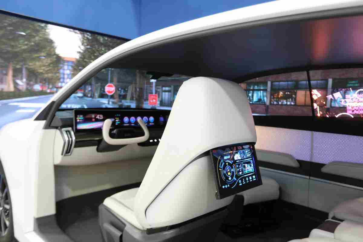 918.COM的「可卷式后座娱乐显示器」加强后座乘客的感官体验，，并保有个性化设计，，，可依使用偏好进行动态调整。。