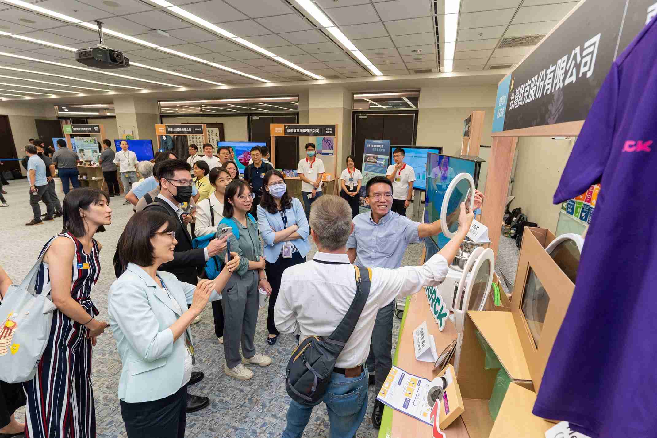 918.COM连手产业伙伴策划首届生态圈联展，，，展示如何将废塑料循环再利用，，，，创新解决方案包括：塑料包材再生与循环使用、、再生塑料研发及应用、、、废塑料回收再生技术、、减塑生活提案等