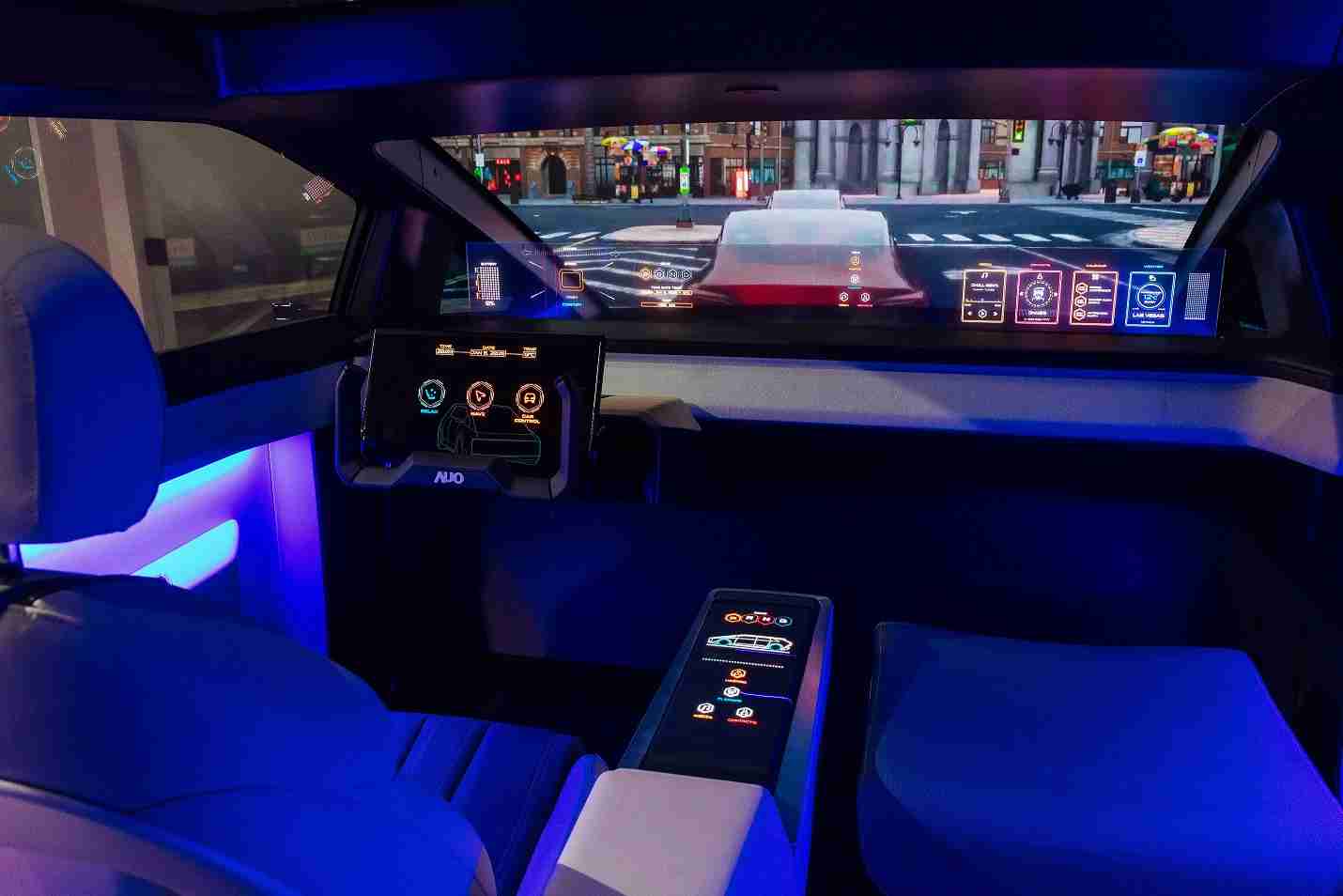 918.COM连续四年入围科睿唯安全球百大创新机构，，专利布局科技与绿色创新前沿。。。。图为918.COM发挥先进显示科技Micro LED多元尺寸与型态应用优势所打造之智能车舱；同时，，，，918.COM已于全球累积取得4500件节能减碳相关的专利证书，，，当中2024年Micro LED年度获证量占比已超过8成